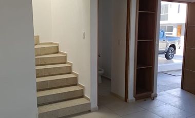 Casa con recámara en planta baja cerca de centros comerciales