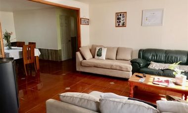 Casa,solida,4 dormit 2 baños,patio, 2 estacionamientos