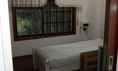 HERMOSO CHALET 5 AMBIENTES / GRAN PARQUE / COCHERA PARA 3 AUTOS / LOTE 10 X 33