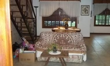 HERMOSO CHALET 5 AMBIENTES / GRAN PARQUE / COCHERA PARA 3 AUTOS / LOTE 10 X 33