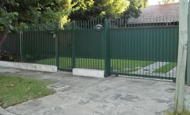 HERMOSO CHALET 5 AMBIENTES / GRAN PARQUE / COCHERA PARA 3 AUTOS / LOTE 10 X 33