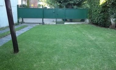 HERMOSO CHALET 5 AMBIENTES / GRAN PARQUE / COCHERA PARA 3 AUTOS / LOTE 10 X 33