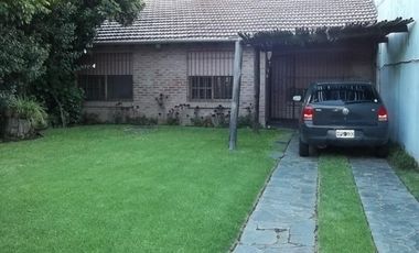 HERMOSO CHALET 5 AMBIENTES / GRAN PARQUE / COCHERA PARA 3 AUTOS / LOTE 10 X 33