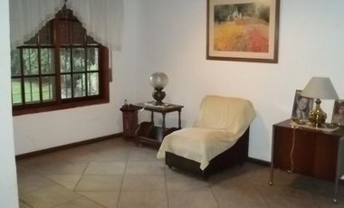 HERMOSO CHALET 5 AMBIENTES / GRAN PARQUE / COCHERA PARA 3 AUTOS / LOTE 10 X 33