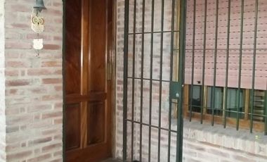HERMOSO CHALET 5 AMBIENTES / GRAN PARQUE / COCHERA PARA 3 AUTOS / LOTE 10 X 33