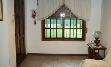 HERMOSO CHALET 5 AMBIENTES / GRAN PARQUE / COCHERA PARA 3 AUTOS / LOTE 10 X 33