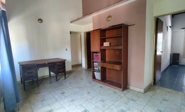 Venta Casa 5 ambientes con fondo en Villa Luzuriaga