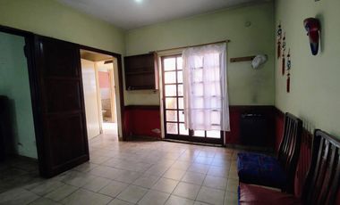 Venta Casa 5 ambientes con fondo en Villa Luzuriaga