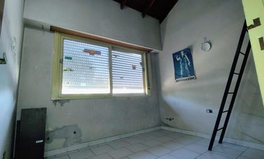 Venta Casa 5 ambientes con fondo en Villa Luzuriaga