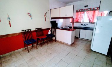 Venta Casa 5 ambientes con fondo en Villa Luzuriaga