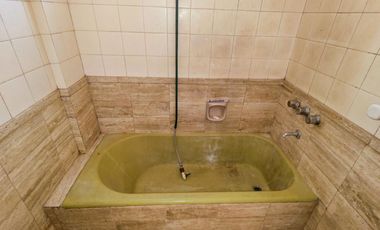 Venta Casa 5 ambientes con fondo en Villa Luzuriaga