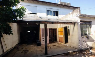 Venta Casa 5 ambientes con fondo en Villa Luzuriaga