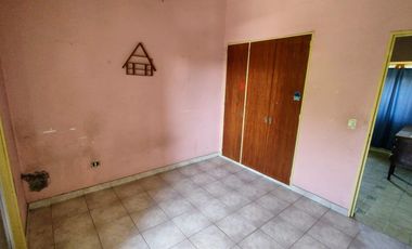 Venta Casa 5 ambientes con fondo en Villa Luzuriaga