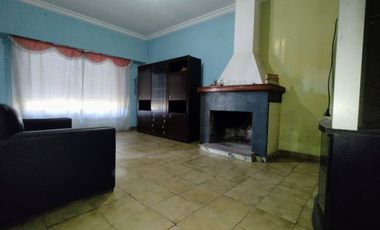 Venta Casa 5 ambientes con fondo en Villa Luzuriaga