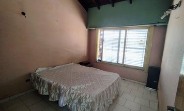 Venta Casa 5 ambientes con fondo en Villa Luzuriaga