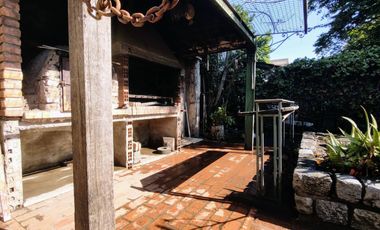 Venta Casa 5 ambientes con fondo en Villa Luzuriaga