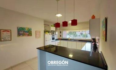 casa en alquiler en Pinamar 2024 con piscina climatizada para 8 personas,