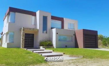 casa en alquiler en Pinamar 2024 con piscina climatizada para 8 personas,