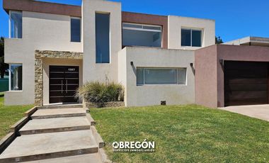 casa en alquiler en Pinamar 2024 con piscina climatizada para 8 personas,