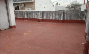 PH en primer piso de tres ambientes