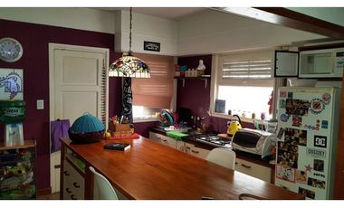 Venta chalet 5 ambientes. Garage. Quincho. Zona Constitucion.