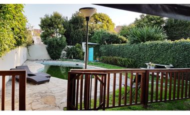 Venta chalet 5 ambientes. Garage. Quincho. Zona Constitucion.