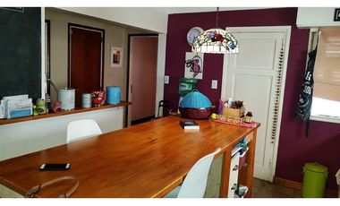 Venta chalet 5 ambientes. Garage. Quincho. Zona Constitucion.
