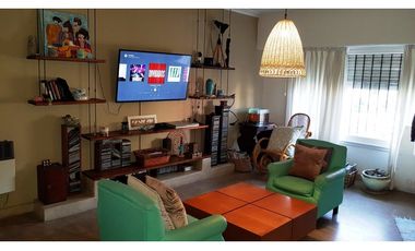 Venta chalet 5 ambientes. Garage. Quincho. Zona Constitucion.