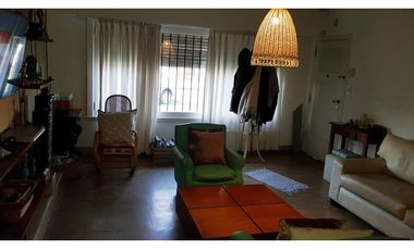 Venta chalet 5 ambientes. Garage. Quincho. Zona Constitucion.