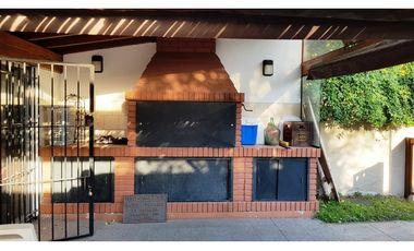 Venta chalet 5 ambientes. Garage. Quincho. Zona Constitucion.