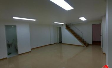 oficina en arriendo en las vegas. Cod A3649