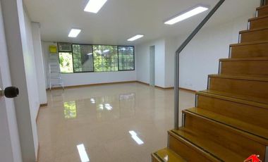 oficina en arriendo en las vegas. Cod A3649