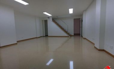 oficina en arriendo en las vegas. Cod A3649