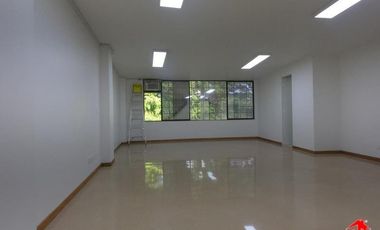oficina en arriendo en las vegas. Cod A3649