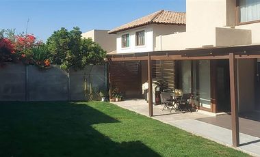 Casa en venta de 3 dorm. en Colina