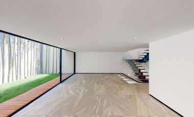 HERMOSA CASA EN CALLE CERADA