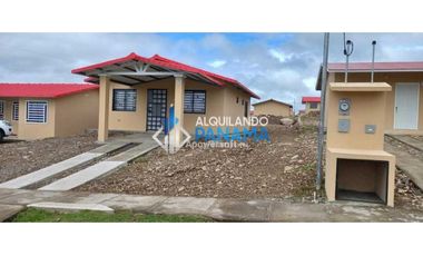 Se renta linda y acogedora casa en Villas de Alto Boquete. Caldera