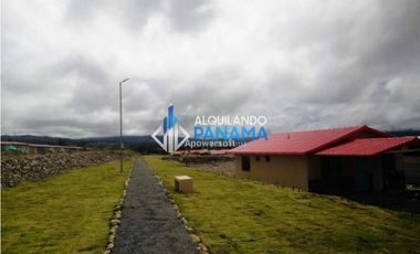 Se renta linda y acogedora casa en Villas de Alto Boquete. Caldera