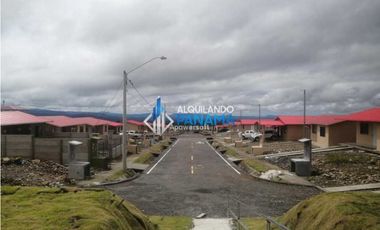 Se renta linda y acogedora casa en Villas de Alto Boquete. Caldera