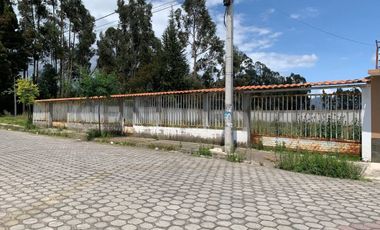 Terreno en venta dentro de urbanización exclusiva sector Las Abras. Riobamba