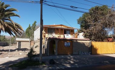 Casa en Venta en Casa con amplio terreno en Avenida Los Carrera.
