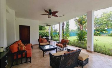 CASA CON PISCINA EN COSTA DEL ESTE  1800MT