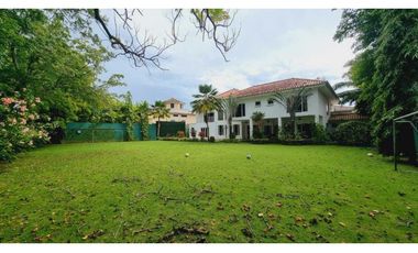 CASA CON PISCINA EN COSTA DEL ESTE  1800MT