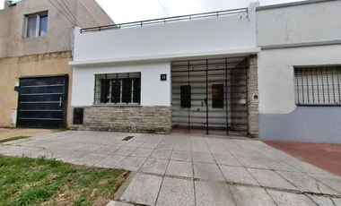 Casa en Lomas de Zamora Oeste en barrio residencial