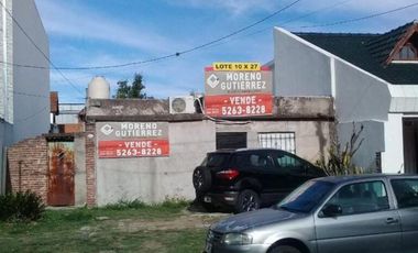 Casa para actualizar o demoler sobre lote propio de 10 x 27 ubicado en Villa Luzuriaga a pocas cuadras de Ignacio Arieta y a metros de avenida Santamaría.