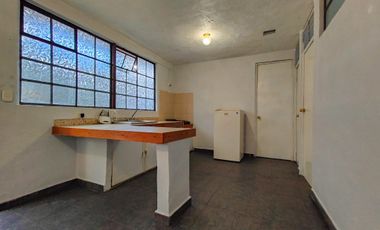 Edificio con habitaciones y casa, en venta cerca del tec de mty y facultades.