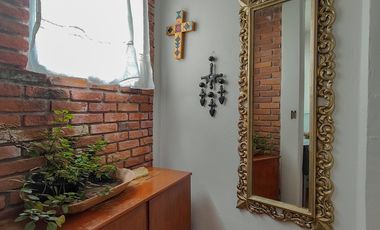 Edificio con habitaciones y casa, en venta cerca del tec de mty y facultades.