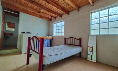Edificio con habitaciones y casa, en venta cerca del tec de mty y facultades.
