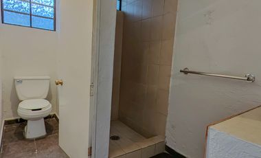 Edificio con habitaciones y casa, en venta cerca del tec de mty y facultades.