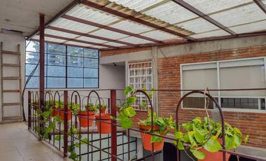 Edificio con habitaciones y casa, en venta cerca del tec de mty y facultades.